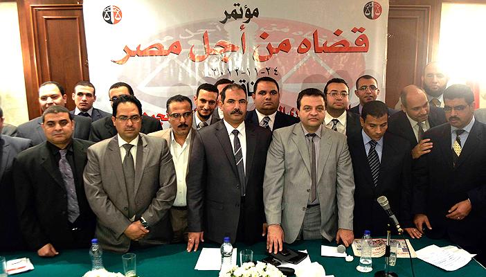 قضاة “بيان رابعة”: نظر الطعون على جلستين يبطل المحاكمة