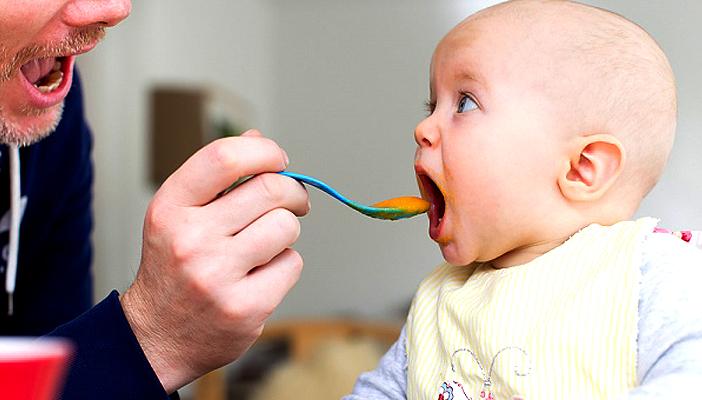 تناول الرضيع غذاءً غير حليب الأم في الشهور الستة الأولى يصيب بالسمنة