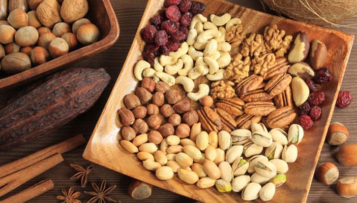 أبرزها المكسرات.. 5 أغذية مفيدة أشيع أنها ضارة بالصحة