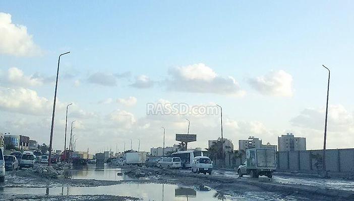 غرب الإسكندرية .. طرق محطمة تملؤها مياه الصرف الصحي