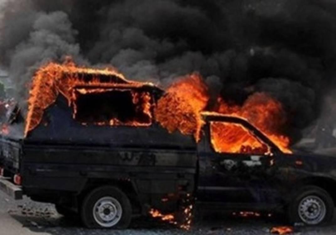 اشتعال سيارة شرطة بمحور 26 يوليو يوقف حركة المرور