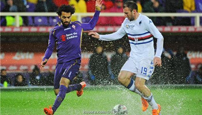 بالصور.. والد محمد صلاح يوزع تي شيرتات نجله على أيتام بسيون