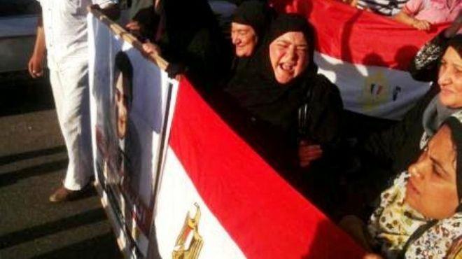 أهالي الشهداء يحتفلون بالحكم وأنصار مبارك ينصرفون