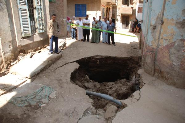 الوادي الجديد .. الصرف الصحي يتسبب في انهيار أرضى بالخارجة