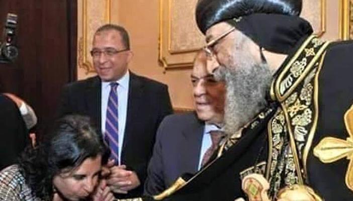 بعد تقبيل وزيرة سابقة لتواضروس.. نشطاء: الحكومة تقبل يد البابا