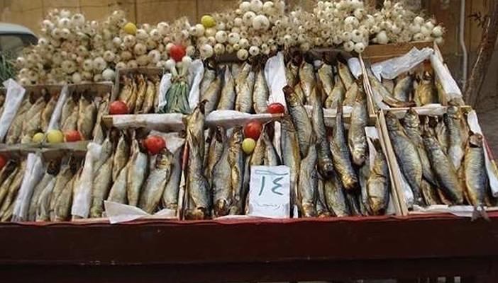 أطباء لـ”رصد”: الأسماك المملحة تسبب سرطان المعدة