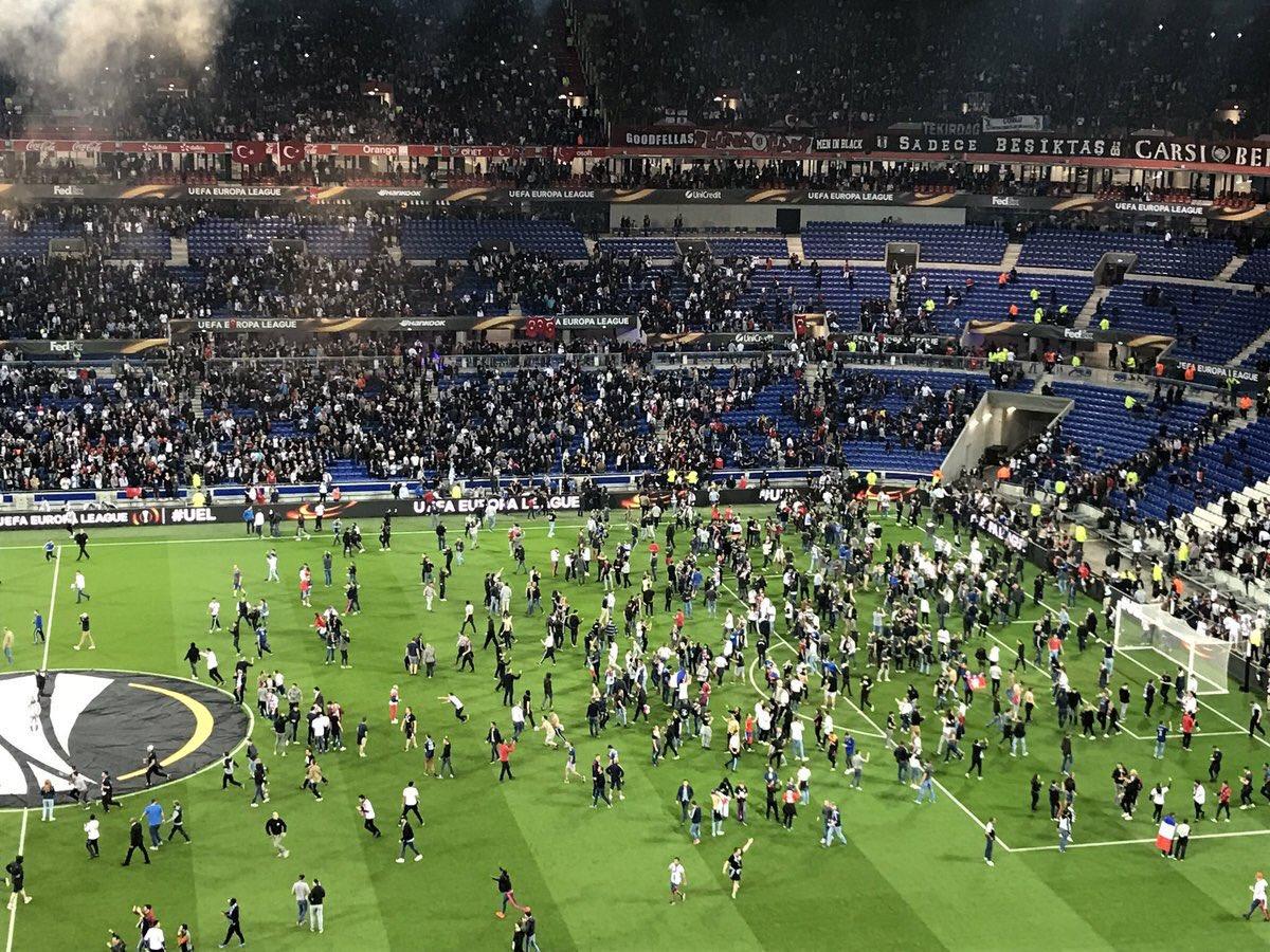 استخدمت فيها ألعاب نارية بالملعب.. حالة شغب قبل مباراة بشكتاش وليون