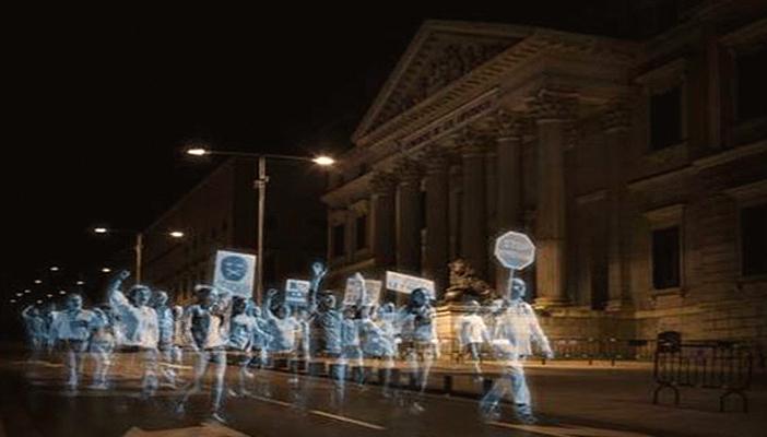 بالفيديو والصور.. الإسبان ينظمون أول تظاهرة “ثلاثية الأبعاد”