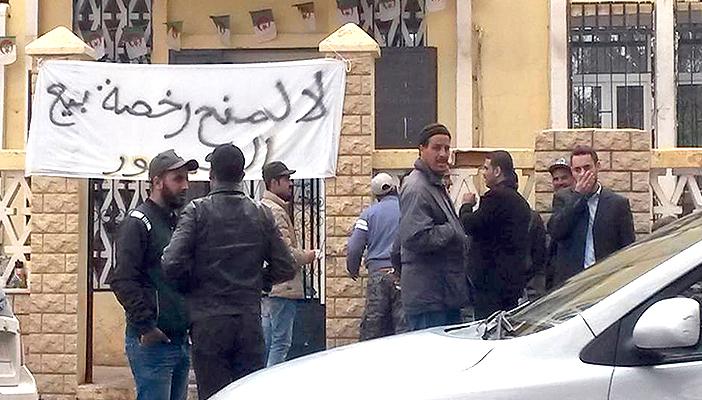 أحزاب: تحرير بيع الخمور بالجزائر إعلان حرب.. ومغردون: سكّرها وفرغ قلبك