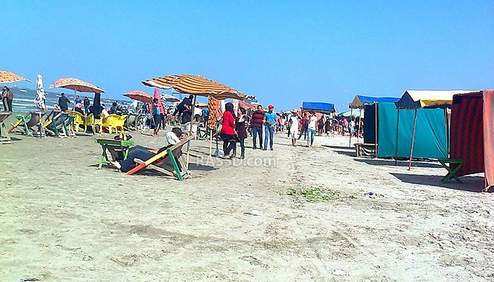 بالصور.. أجواء الاحتفال بشم النسيم على شواطئ بورسعيد