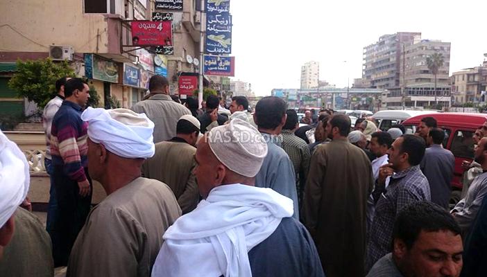 وقفة لأهالي بولين بكفر الدوار للمطالبة بإزالة بناء على ترعة الري