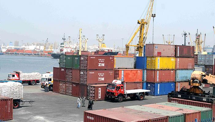 إعادة فتح بوغازَيْ الإسكندرية والدخيلة بعد تحسن الأحوال الجوية