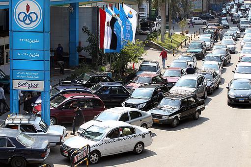 غياب “الوقود” ينعش السوق السوداء ويشعل غضب السائقين