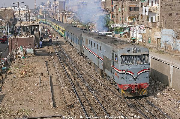 إخماد حريق نشب في جرار القطار الإسباني بسوهاج