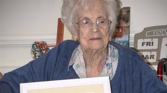 بسبب الحرب العالمية الثانية.. بريطانية تتخرج من الجامعة في عمر 101