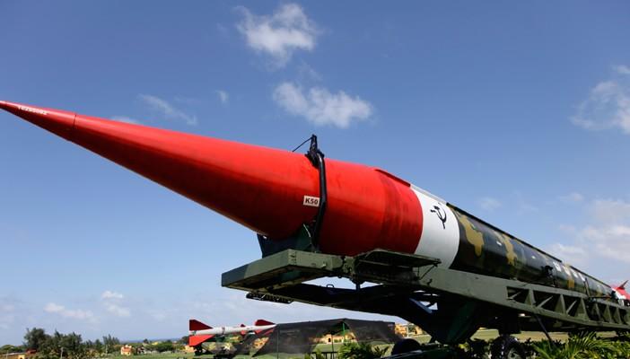 محلل فرنسي يُحذر من اندلاع حرب نووية روسية أمريكية