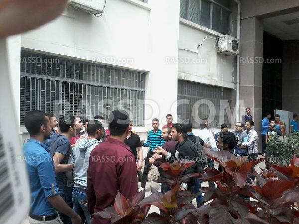 موظفو حقوق المنصورة يعتدون على وقفة رافضة للانقلاب