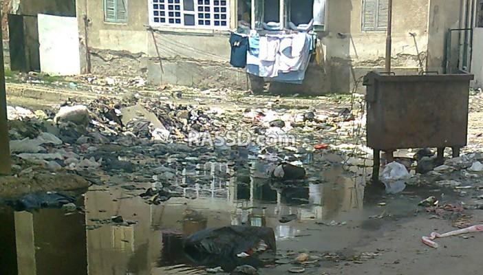 أهالي بورسعيد يشكون الغرق في مياه الصرف الصحي وانتشار أكوام القمامة