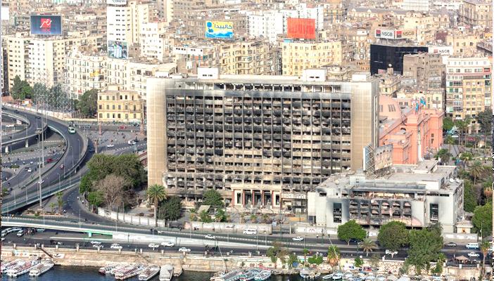 الحكومة تغسل عار “الوطني” المنحل بهدم المبنى المحترق