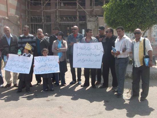 وقفه احتجاجيه للأدباء أمام قصر ثقافة بورسعيد