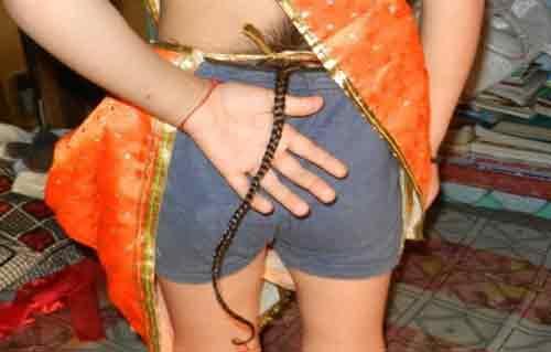 تقديس طفل بالهند لإمتلاكه “ذيل” بطول 30 سنتيمتراً