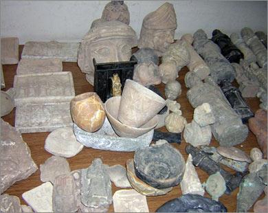 القبض على محامي بحوزته 6 تماثيل بقنا