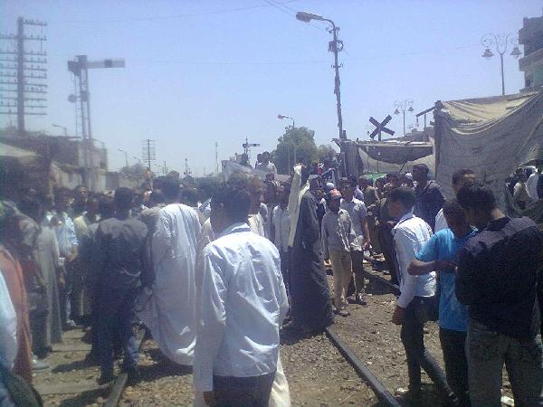 قطع مزلقان بقنا احتجاجا على حبس 15 متهم