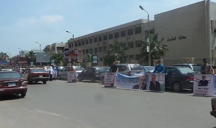 سلسلة بشرية لدعم صباحي أمام جامعة المنصورة