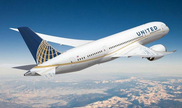 “يونايتد إيرلاينز” تثير الجدل مجددًا بطرد عروسين من على متن الطائرة