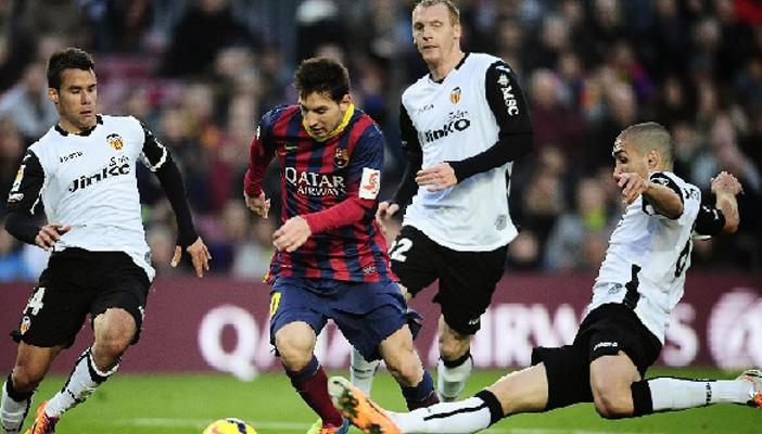 فالنسيا يشعل الدوري الإسباني بهزيمة برشلونة