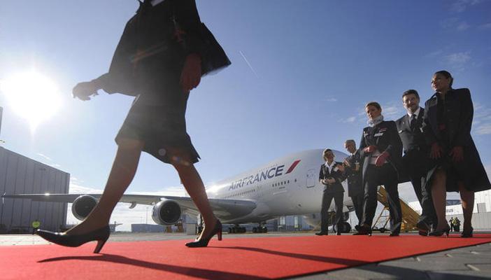 مضيفات الخطوط الفرنسية بحجاب وأكمام وسراويلات طويلة.. والسبب إيران