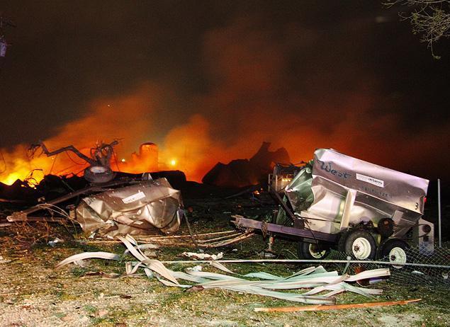 بالصور والفيديو..انفجار مصنع بتكساس الأمريكية وعمليات إنقاذ