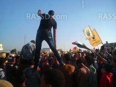 حرق العلم الأمريكى والإماراتي فى مسيرة رافضة للانقلاب بالصالحية