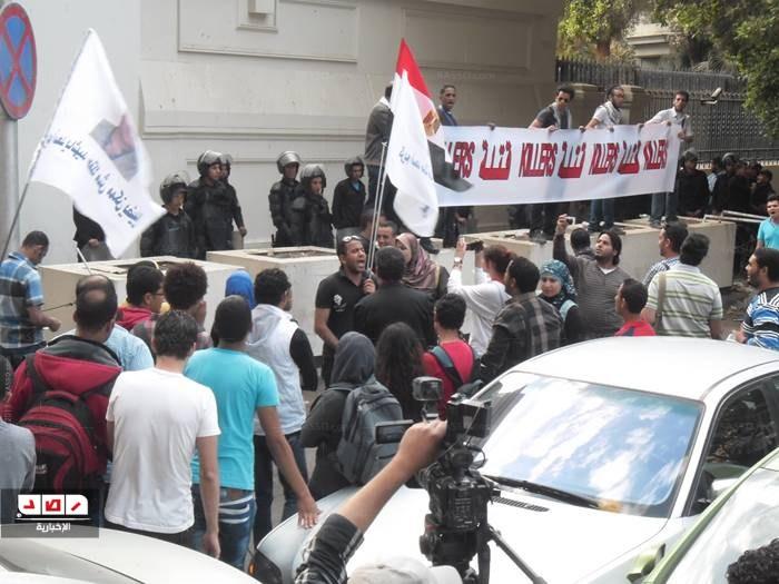 بالصور..نشطاء يتظاهرون أمام سفارة بريطانيا للقصاص لـ”كريم أسعد”