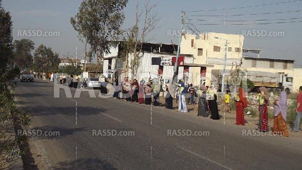 سلسلتان بشريتان احتجاجا على حكم العسكر في قرى المنصورة