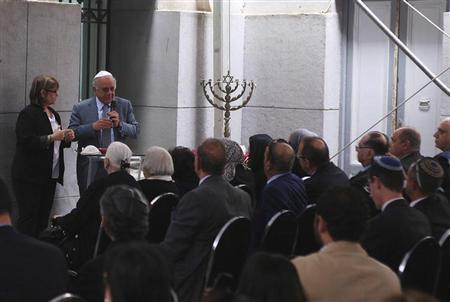 حفل علني ليهود مصر لتأبين رئيسه الطائفة