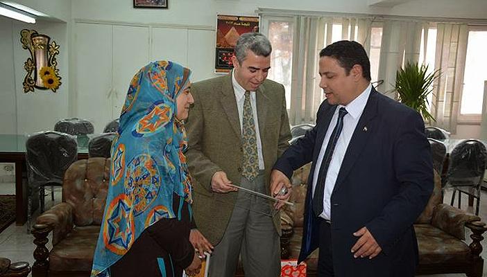 إيقاف مدرسيْن لتوزيعهما أسطوانات إباحية على طالبات