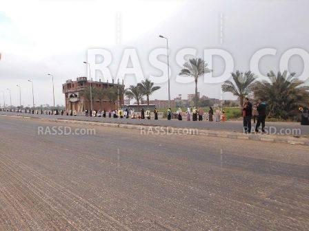 سلسلة بشرية بـ”البصارطة” بدمياط تنديدا بالانقلاب الدموى