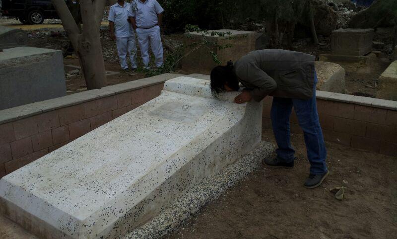 قيادي بحزب التجمع يقبل قبر يهودي