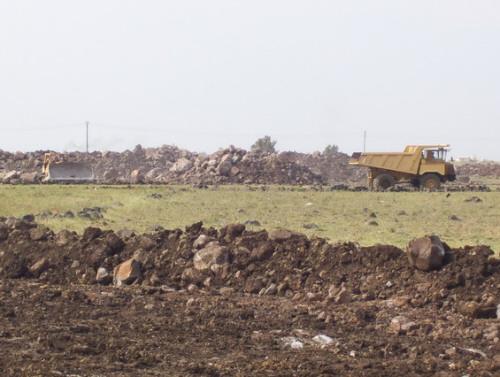 إصلاح الأراضي الصحراوية بأسيوط باستخدام طمي “البناء”