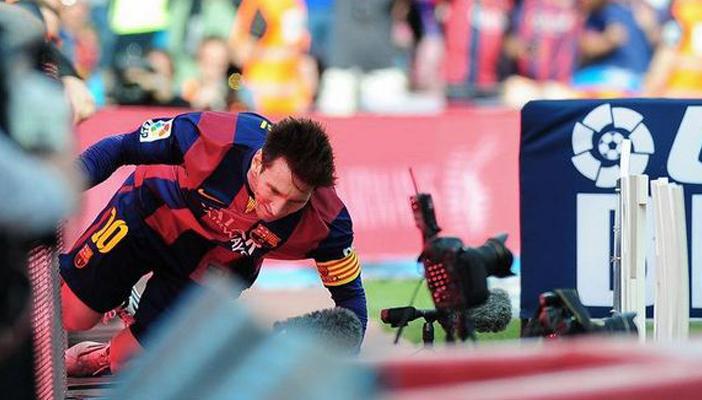 بالفيديو.. ميسي يتعرض لموقف محرج ويسقط أثناء احتفاله بالهدف الـ400