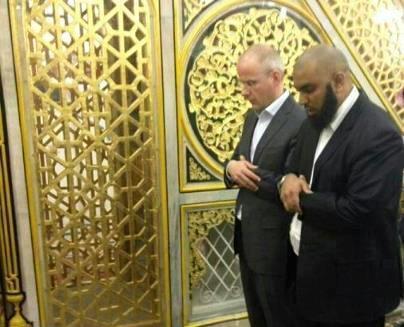 صاحب الفيلم المسيء للرسول يصلي بالكعبة