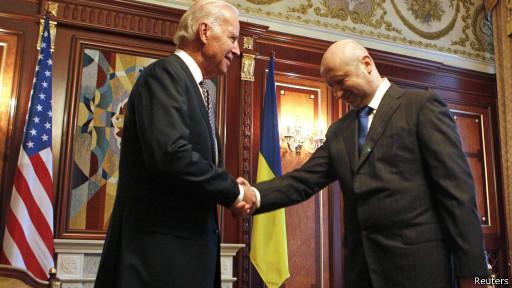 “بايدن” يتعهد لـ “كييف” بمواجهة الـ “تهديدات المذلة”