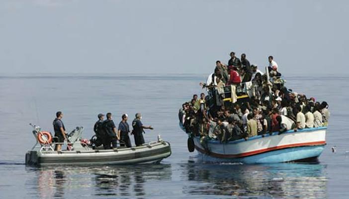 المفوضية الأوروبية تقترح عملية عسكرية لتدمير قوارب الهجرة غير الشرعية