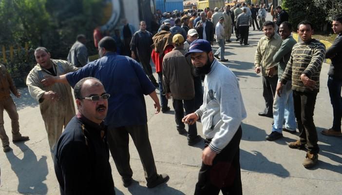 وقفة لعمال شركة الزيوت بالسويس احتجاجًا على تأخر صرف رواتبهم