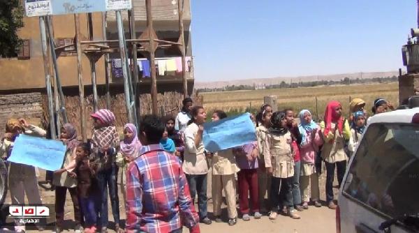 أسيوط .. تلاميذ مدرسة ابتدائية يحتجون على تردي مبانيها