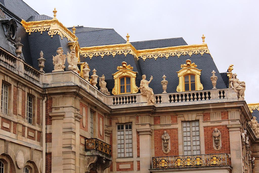 крыша дворца. версальский дворец восточный фасад. дворец версаля сверху крыша. антонио гауди дворец гуэля. кровля дворца.