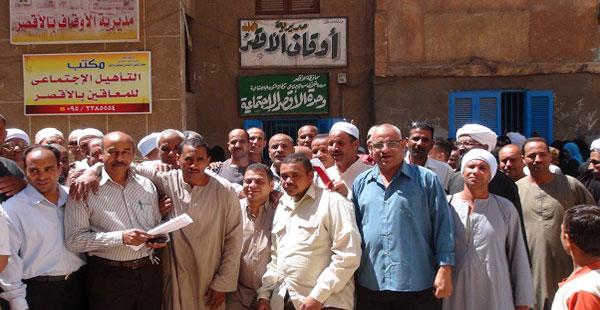 إضراب عمال أوقاف الأقصر عن العمل للمطالبة بزيادة رواتبهم