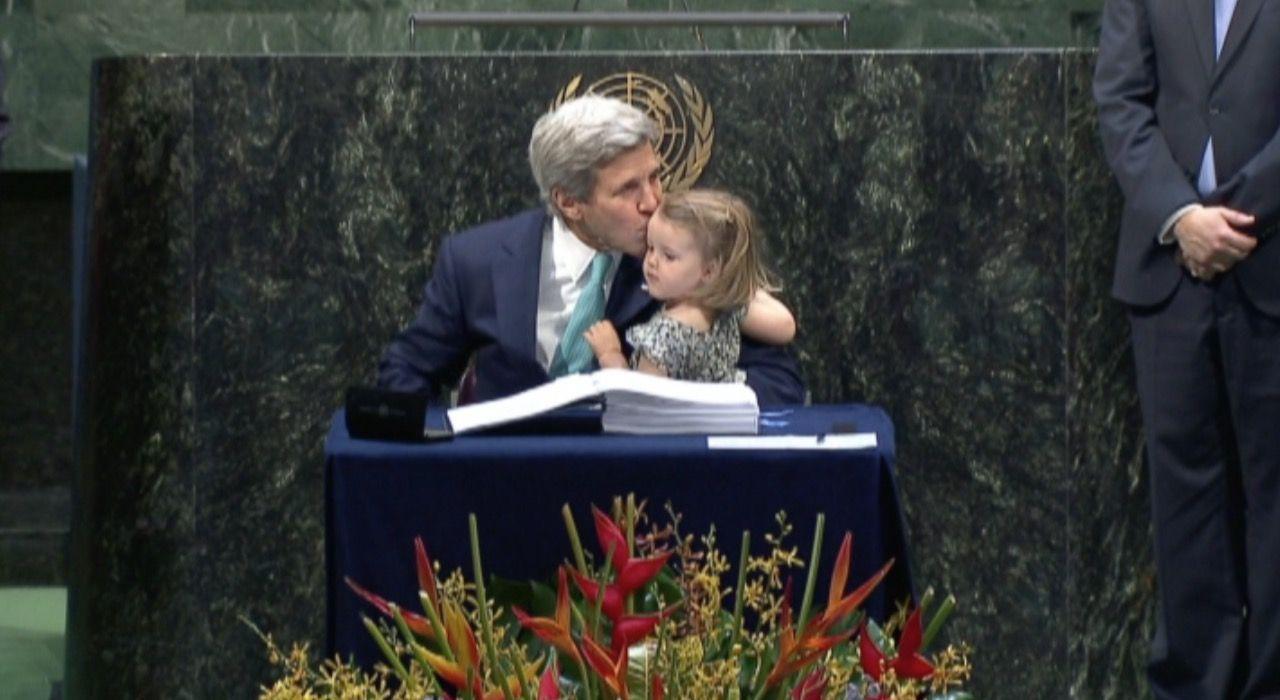 بالفيديو.. كيري يحمل حفيدته أثناء التوقيع على وثيقة المناخ