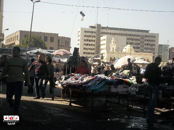 الباعة الجائلون يفترشون شوارع القاهرة بحثا عن “لقمة العيش”